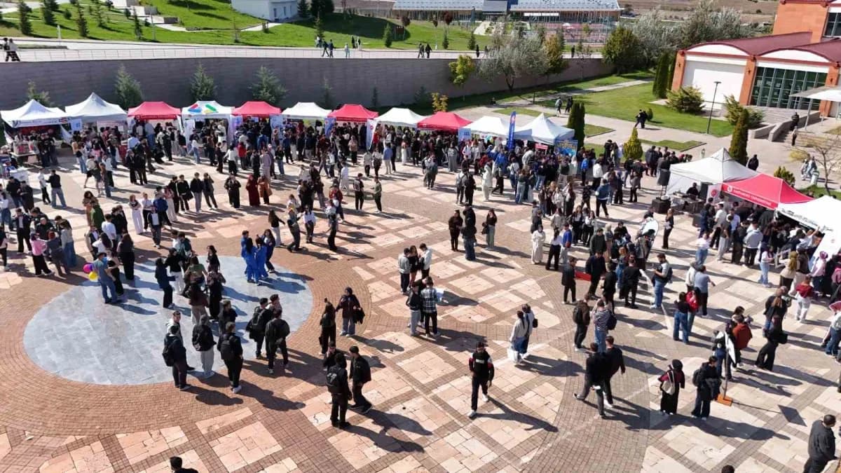 Kastamonu Üniversitesi Öğrenci Toplulukları Tanıtım Günleri etkinlik alanında öğrenciler ve stantlar