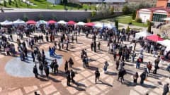 Kastamonu Üniversitesi Öğrenci Toplulukları Tanıtım Günleri etkinlik alanında öğrenciler ve stantlar