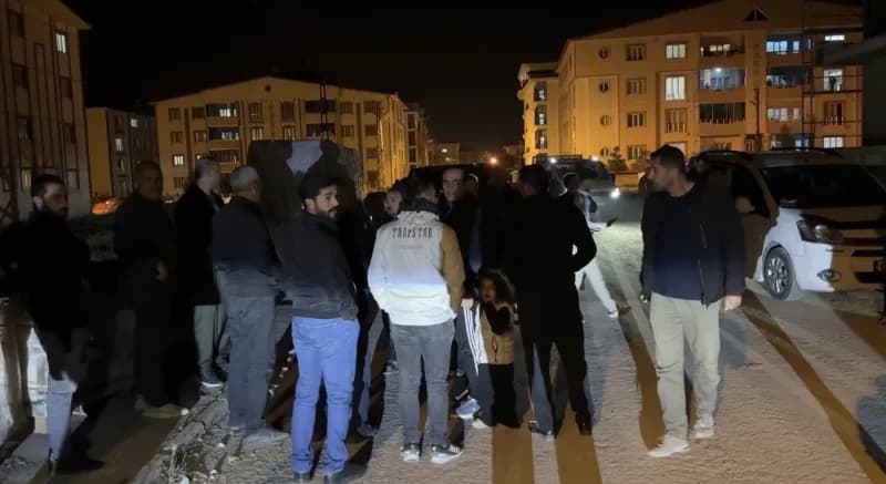 Hakkari’nin Yüksekova ilçesinde, akşam saatlerinde kaybolan ve 10 saatlik endişeli bekleyişin ardından bir kamyonetin ka