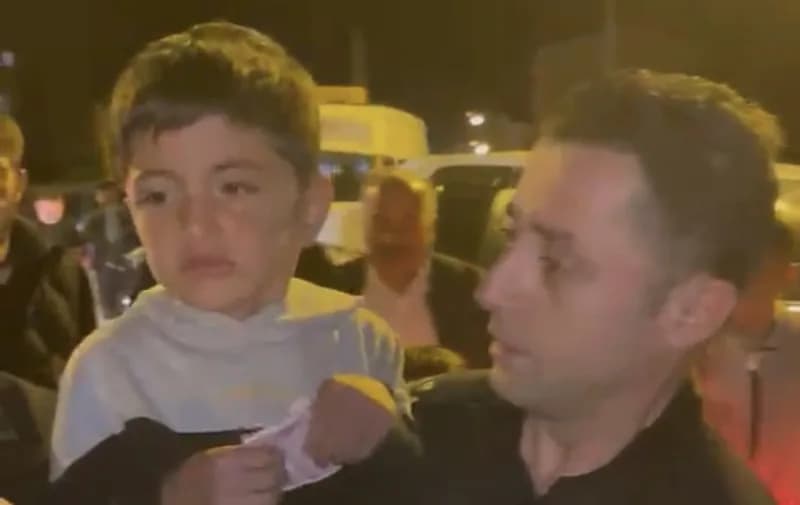 Hakkari’nin Yüksekova ilçesinde, akşam saatlerinde kaybolan ve 10 saatlik endişeli bekleyişin ardından bir kamyonetin ka