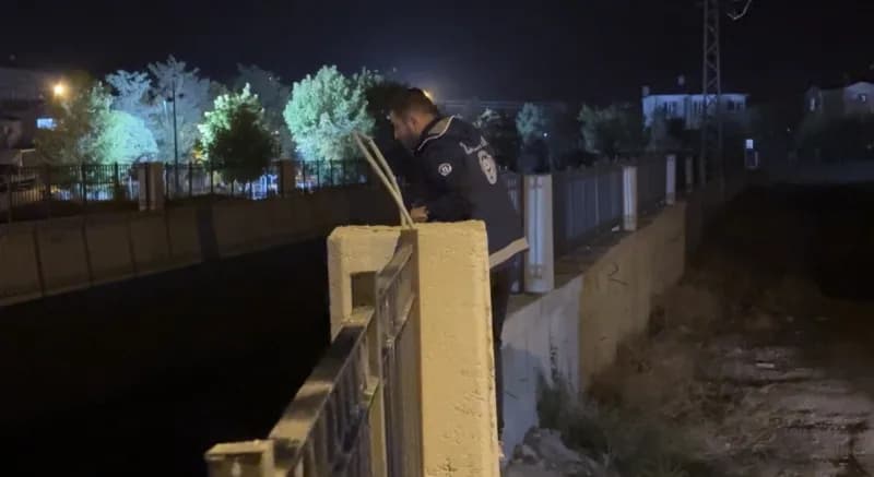 Hakkari’nin Yüksekova ilçesinde, akşam saatlerinde kaybolan ve 10 saatlik endişeli bekleyişin ardından bir kamyonetin ka