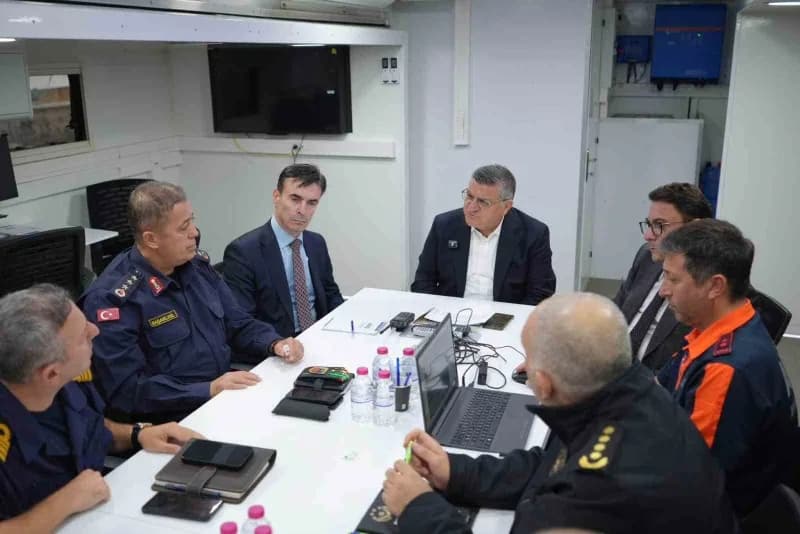 Sinop Valisi Mustafa Özarslan, Yalı köyü açıklarında alabora olan teknede bulunan gazi polis memuru Numan Şen’e ulaşmak