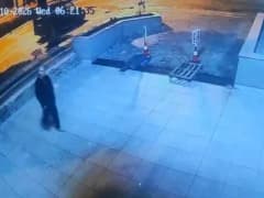 Antalya Alanya'da kayıp genç Ali Güleşan'ın ayakkabısız yürürken güvenlik kamerası görüntüsü