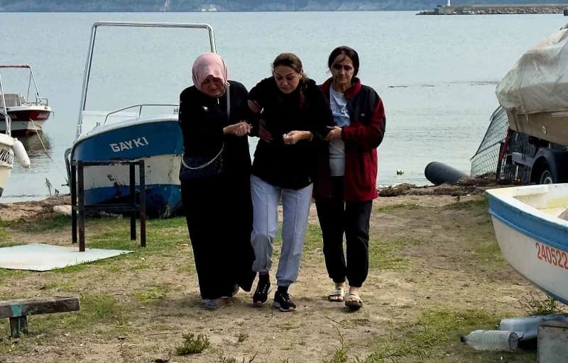 Kayıp kocasından gelecek haber bekleyen Naciye Mızrap (Ortada) Amasra sahilinde arama çalışmalarını takip ediyor.