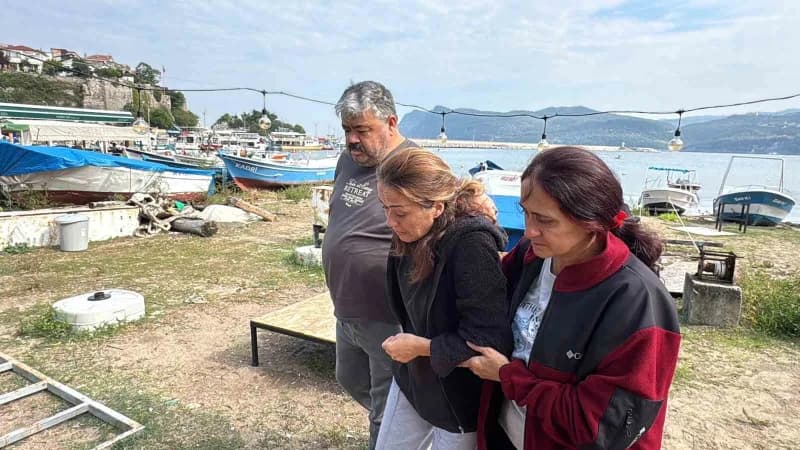 Kayıp kocasından gelecek haber bekleyen Naciye Mızrap (Ortada) Amasra sahilinde arama çalışmalarını takip ediyor.