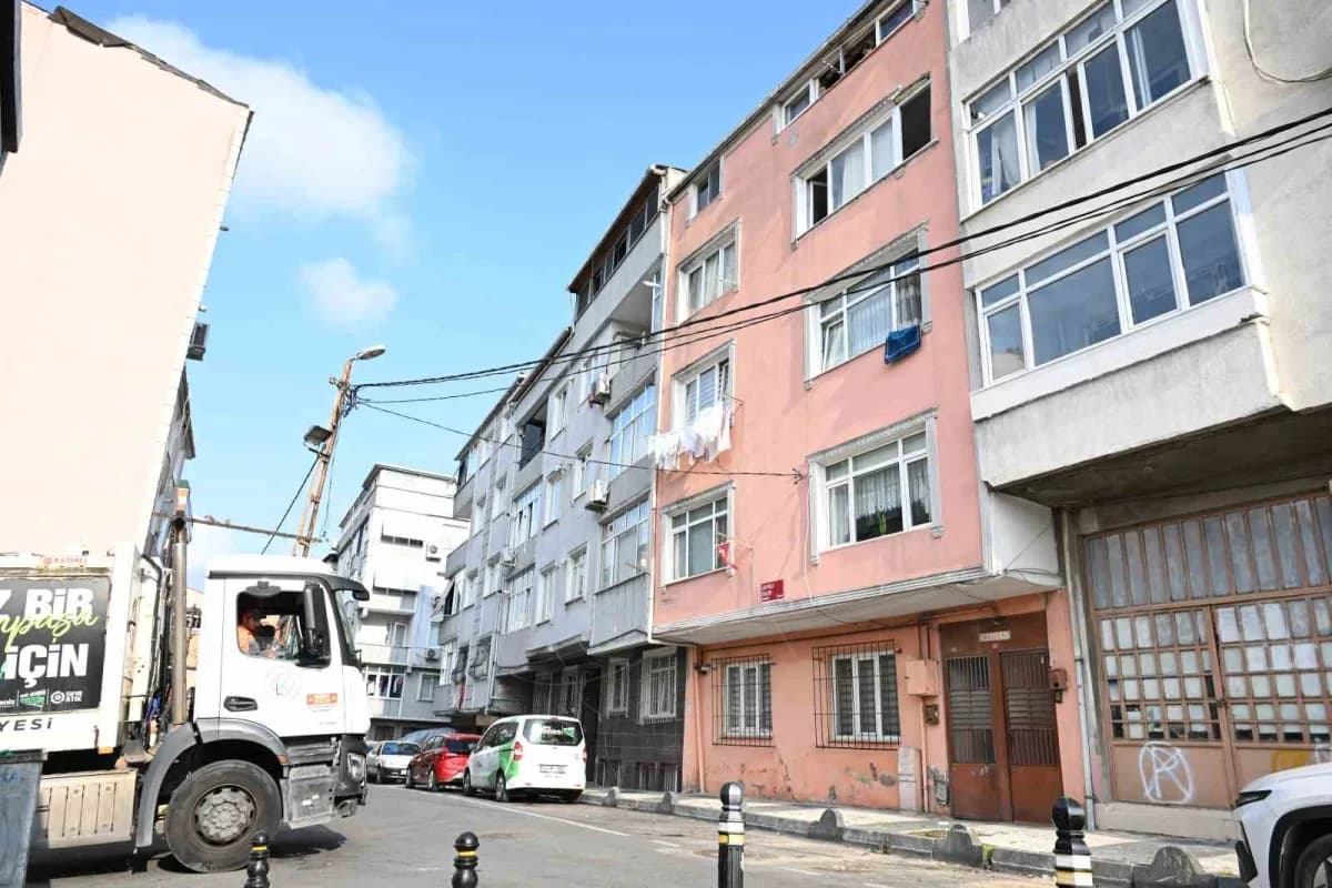 Gaziosmanpaşa’da 5 yaşındaki Kayra atık toplama kamyonunun şoför koltuğunda oturuyor