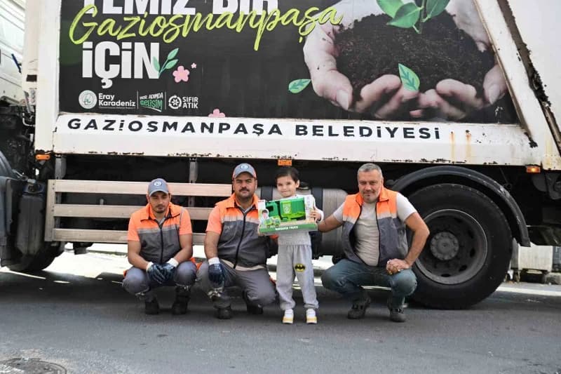Kayra’nın kamyonlara duyduğu ilgiyi ve ekiple buluşmasını öğrenen Gaziosmanpaşa Belediye Başkan Veki