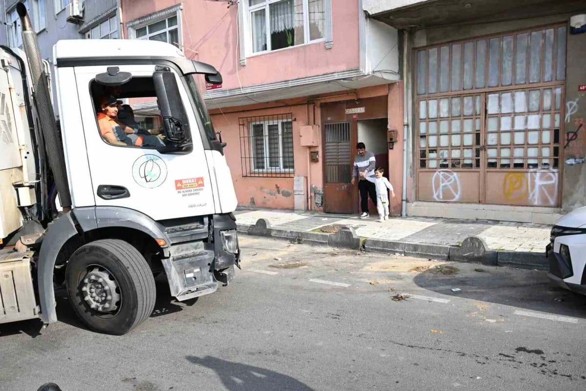 Merak ettiği kamyonun şoför koltuğuna da oturan Kayra, mutluluğunu "El sallıyordum, görmüyorlardı. Ş