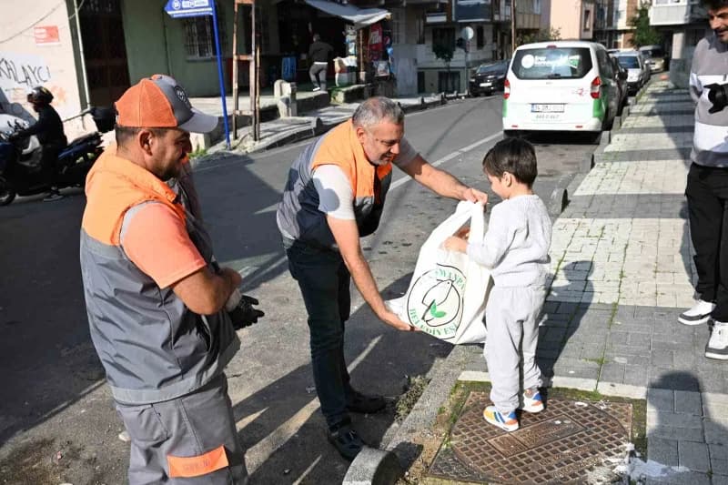 Kayra’nın kamyonlara duyduğu ilgiyi öğrenen Gaziosmanpaşa Belediye Başkan Vekili Eray Karadeniz, çal