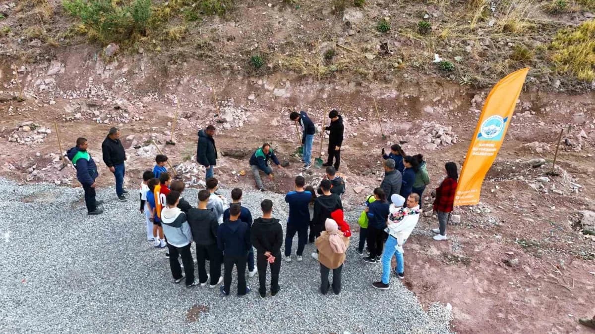 Kayseri Büyükşehir Belediyesi tarafından Bünyan ve kent merkezinde gerçekleştirilen fidan dikim etki