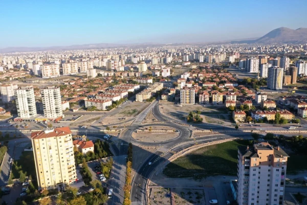 Kocasinan Belediyesi, şehir içi ulaşımda trafik yoğunluğunu azaltmak, ulaşım güvenliğini artırmak ve sürücülere daha kon