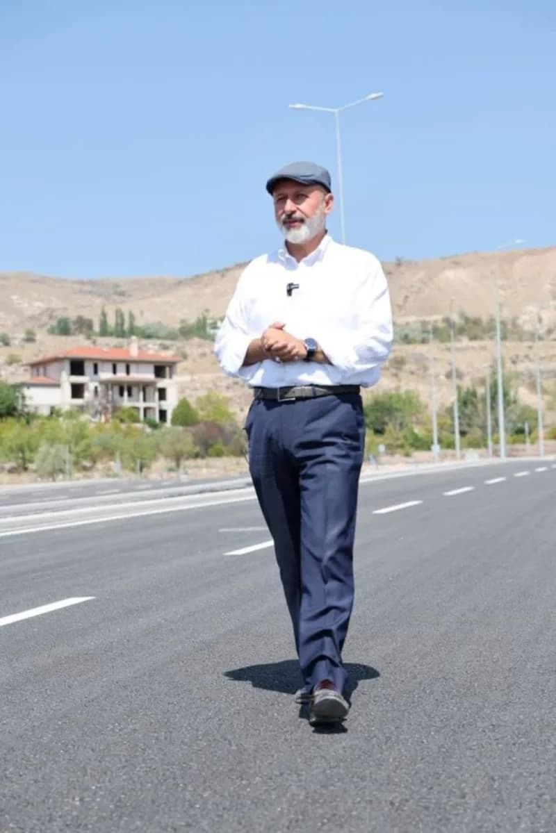 ‘yol medeniyettir’ anlayışıyla Kocasinan’ın ulaşım altyapısını güçlendirmeye devam ettiklerini belirten Kocasinan Beledi