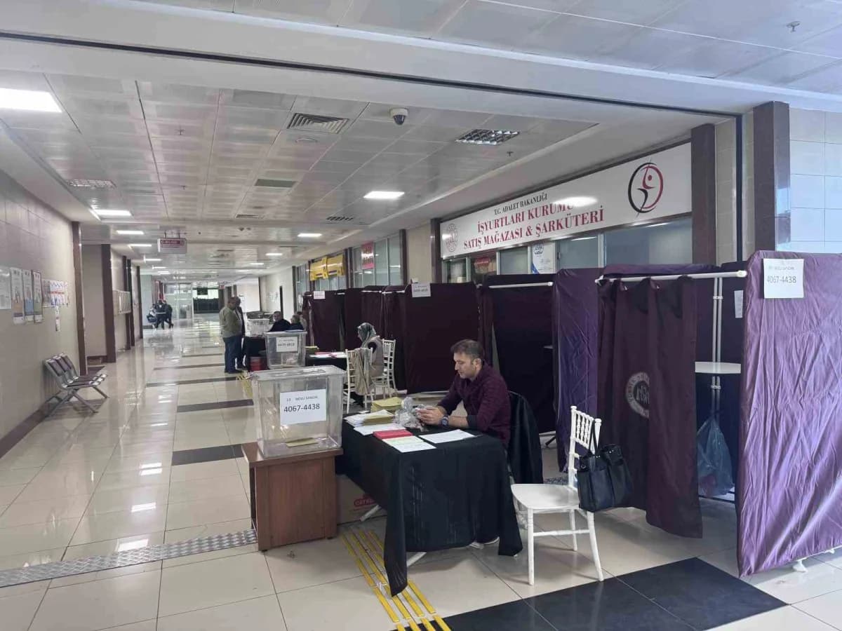Kayseri Barosu’nda 3 adayın yarıştığı başkanlık seçimleri başladı. Baroya kayıtlı avukatlar yeni başkanlarını seçmek içi