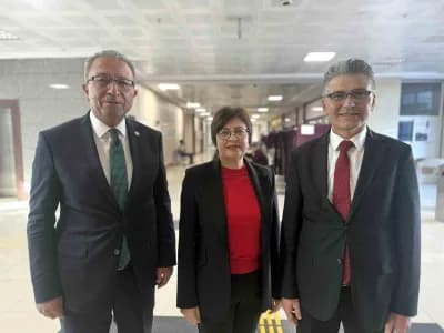 Kayseri Barosu başkanlık seçimlerinde sandık başında oy kullanan avukatlar