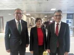 Kayseri Barosu başkanlık seçimlerinde sandık başında oy kullanan avukatlar