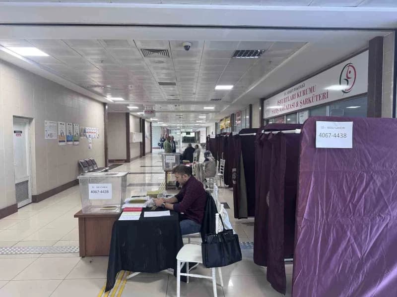 Kayseri Barosu’nda 3 adayın yarıştığı başkanlık seçimleri başladı. Baroya kayıtlı avukatlar yeni başkanlarını seçmek içi