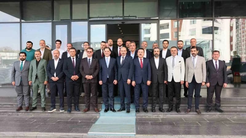 Kayseri Ticaret Odası ve Erbil Ticaret ve Sanayi Odası heyetleri ikili iş görüşmesi yaparken