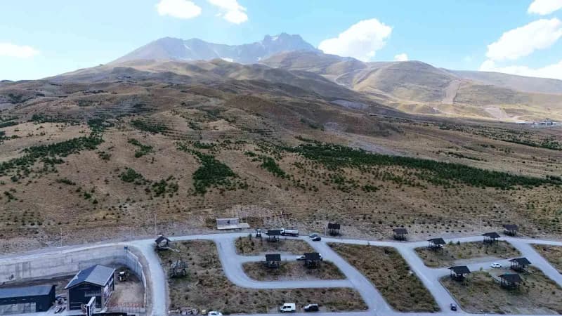 Kayseri Büyükşehir Belediyesi ekipleri Erciyes Dağı eteklerinde ağaçlandırma çalışması yapıyor