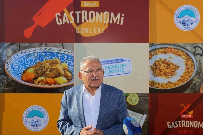 Kayseri Gastronomi Günleri etkinliğinde ev hanımları ve çocuklar yöresel yemek yarışmalarında hünerlerini sergiliyor