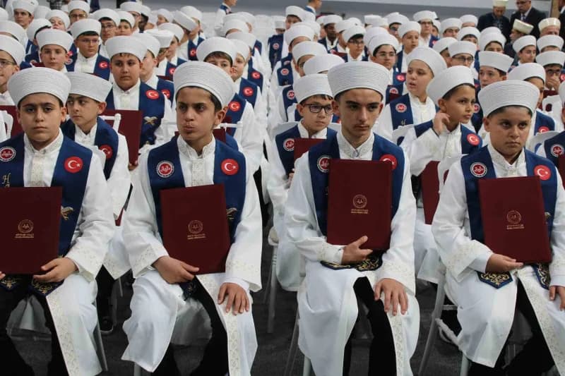 Kayseri İl Müftülüğü'nce kuran kurslarındaki eğitimlerini tamamlayarak hafız olan 738 öğrenci için i