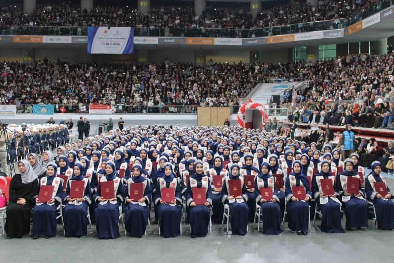 Kayseri İl Müftülüğü'nce kuran kurslarındaki eğitimlerini tamamlayarak hafız olan 738 öğrenci için i