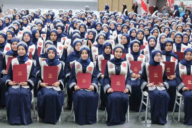 Kayseri’de düzenlenen hafızlık icazet töreninde öğrenciler ve yetkililer