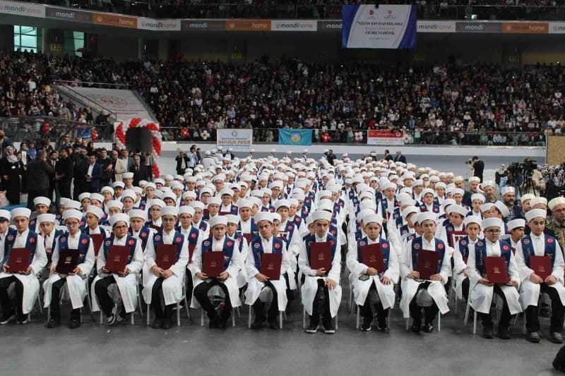 Kayseri İl Müftülüğü'nce kuran kurslarındaki eğitimlerini tamamlayarak hafız olan 738 öğrenci için i