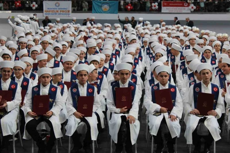 Kayseri İl Müftülüğü'nce kuran kurslarındaki eğitimlerini tamamlayarak hafız olan 738 öğrenci için i