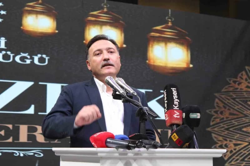 Kayseri valisi Gökmen Çiçek, öğrencileri tebrik etti.