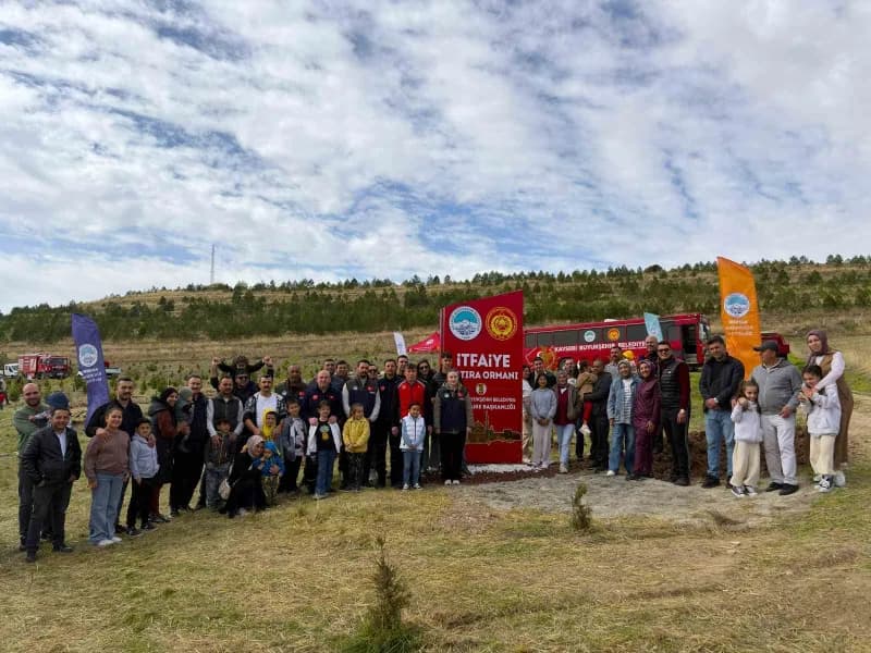 Kayseri Sarımsaklı Barajı yakınlarında itfaiye personeli ve ailelerinin katılımıyla 500 fidan