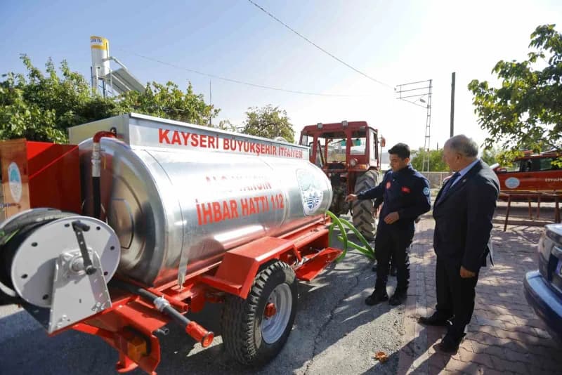 Kayseri Büyükşehir Belediyesi tarafından kırsal mahallelere teslim edilen traktör arkası yangın söndürme aracı