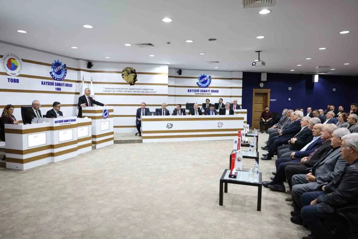 Kayseri Sanayi Odası Başkanı Mehmet Büyüksimitci meclis toplantısında konuşma yaparken