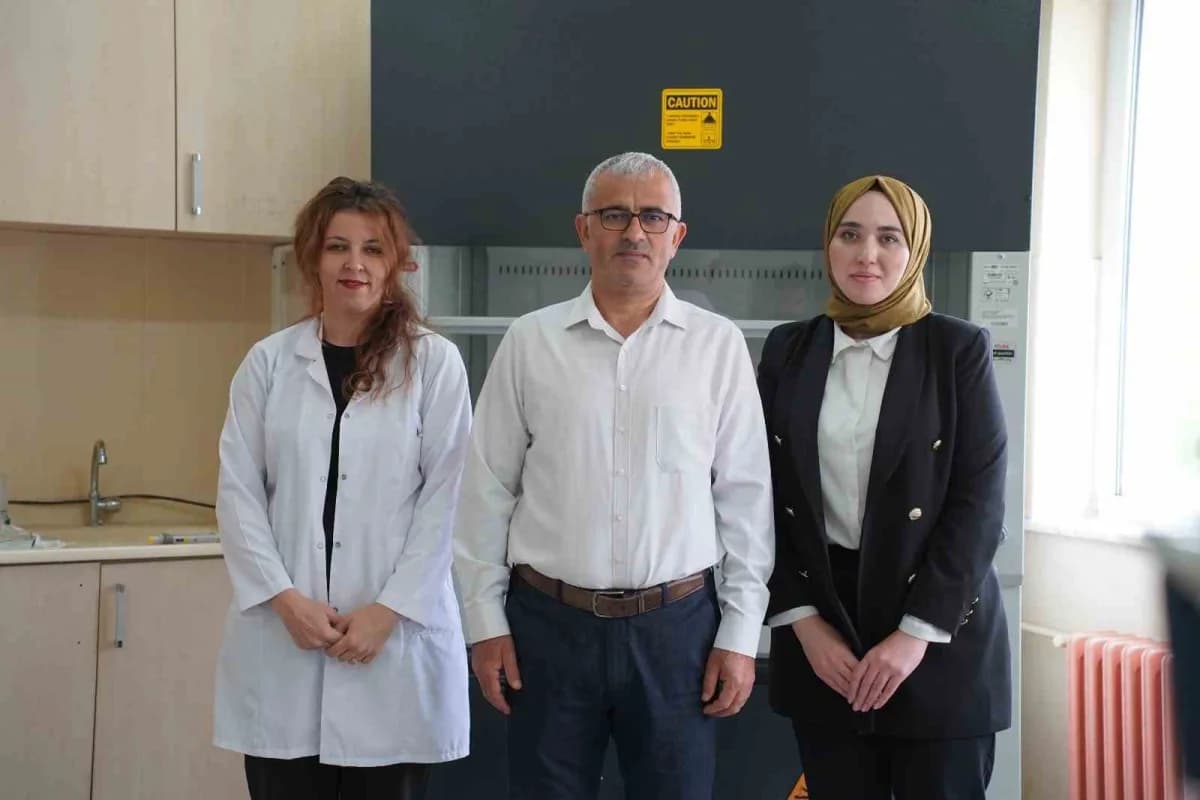 Kayseri Ticaret Borsası ve Erciyes Üniversitesi iş birliğiyle Gıda Mühendisliği laboratuvarında eğitim desteği sağlanıyo