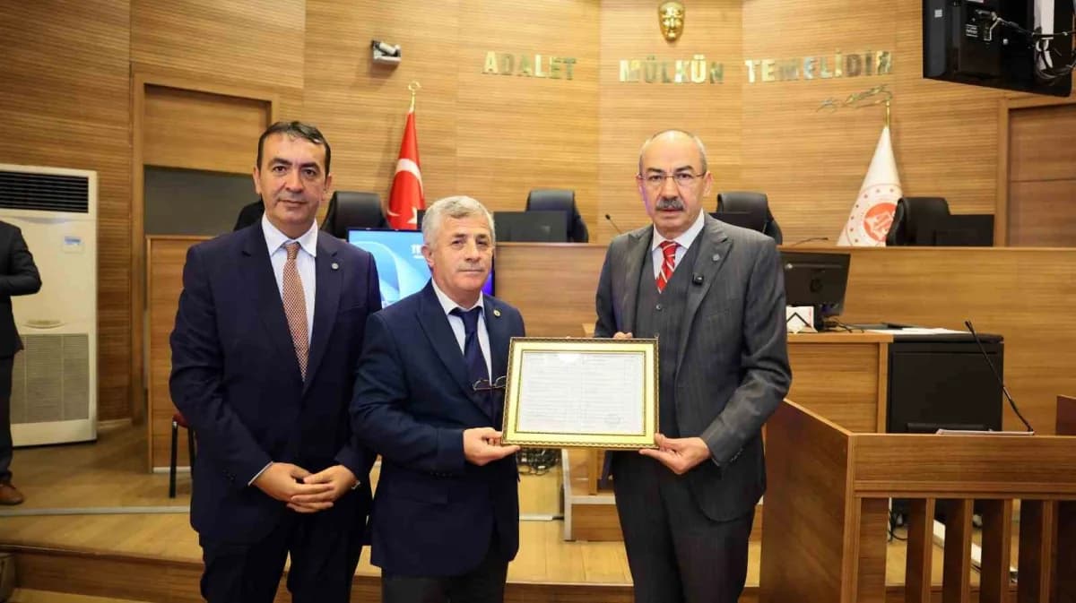 Kayseri Ticaret Odası Başkanı Ömer Gülsoy mazbata töreninde konuşma yaparken