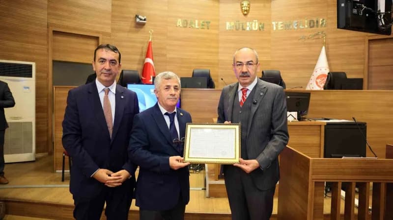 Kayseri Ticaret Odası Başkanı Ömer Gülsoy mazbata töreninde konuşma yaparken