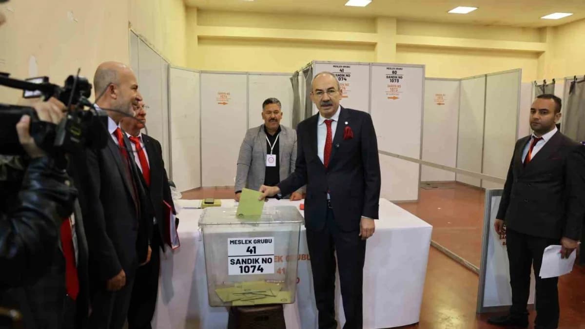 Kayseri Ticaret Odası'nın (KTO) organ seçimleri başlarken, onlarca üye oy kullanmak için alana geldi. KTO Başkanı ve Baş