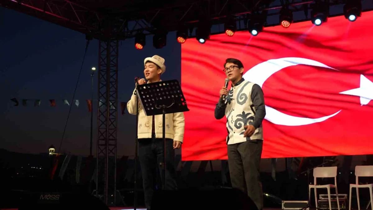 Kayseri'de Türk Dünyası müzik topluluğunun sahne performansı ve Kayseri Gastronomi Günleri etkinliği