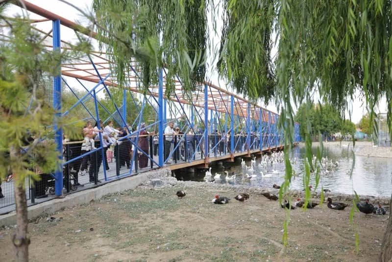 Kayseri Anadolu Harikalar Diyarı Hayvanat Bahçesi’nde ziyaretçiler hayvanları yakından inceliyor