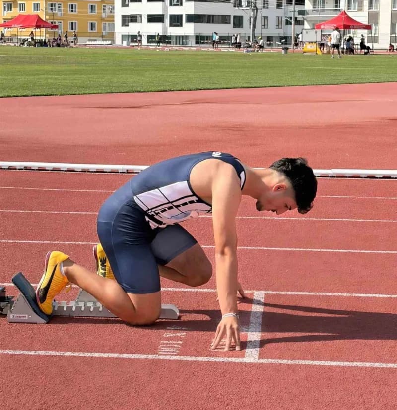Kayseri Neva Atletizm Spor Kulübü’nün Milli Atleti Emre Basut; italya’da elde ettiği 52.34’lük derecesiyle Senegal’in Da