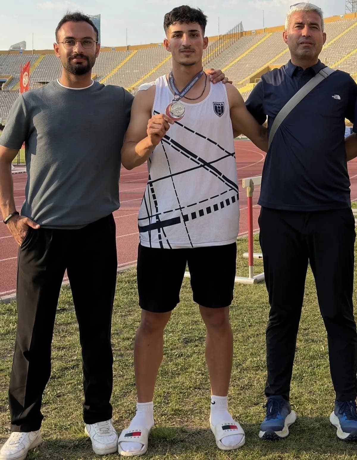Kayseri Neva Atletizm Spor Kulübü’nün Milli Atleti Emre Basut; italya’da elde ettiği 52.34’lük derecesiyle Senegal’in Da