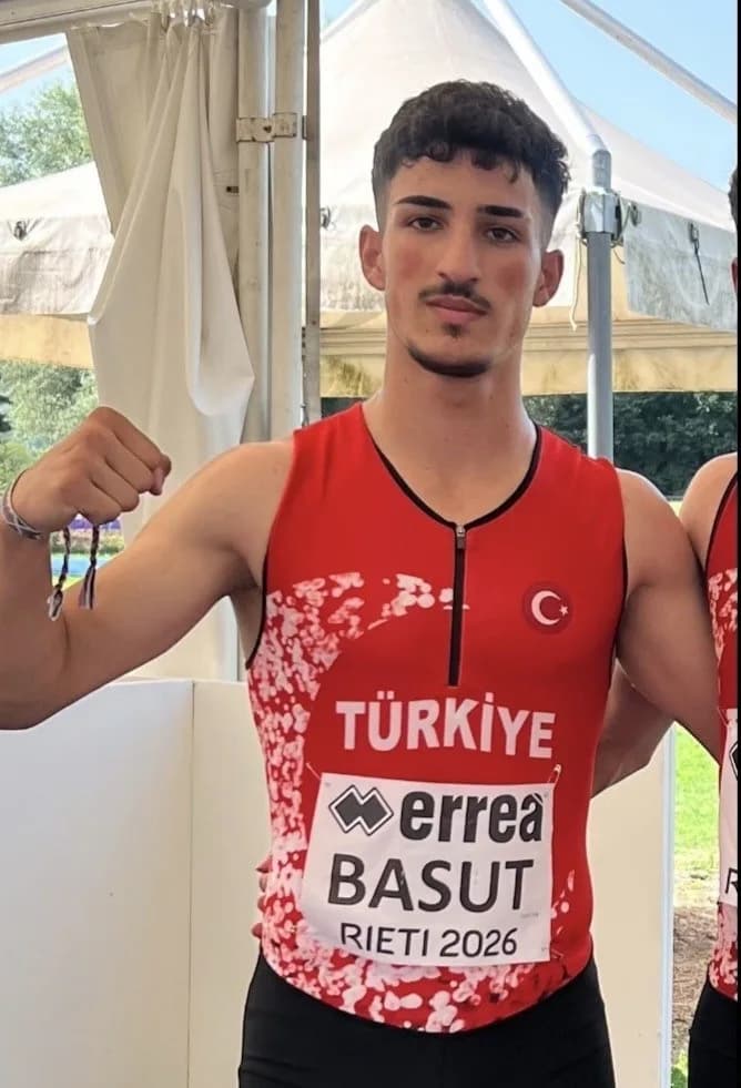 Kayseri Neva Atletizm Spor Kulübü sporcusu Emre Basut, yarış pistinde koşarken
