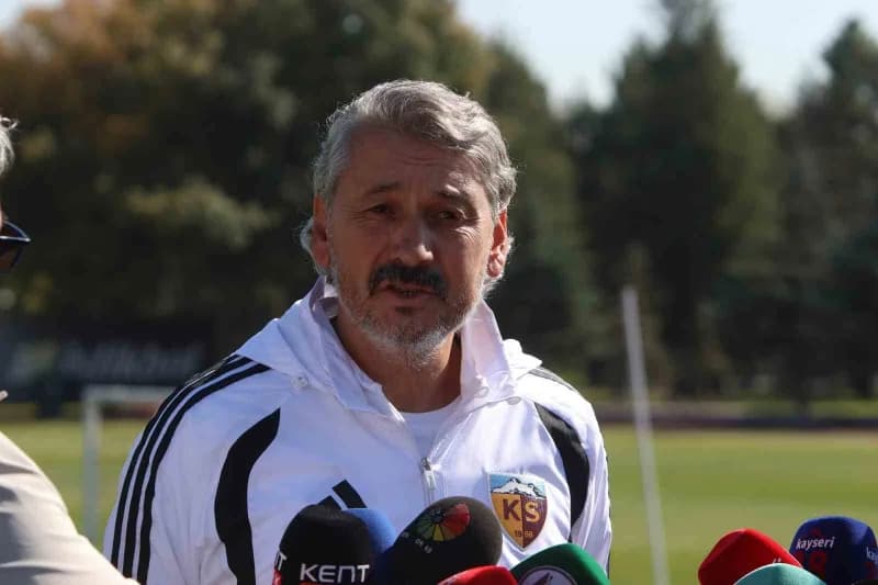 Kayserispor Teknik Direktörü Atila Gerin takım antrenmanında açıklama yapıyor
