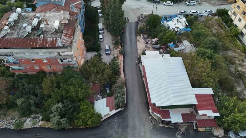 Hatay'ın Defne ilçesinde kum yüklü kamyonun yokuşu çıkamayarak geri kayması sonucu 65 yaşındaki Sakine Altınöz'ün hayatı