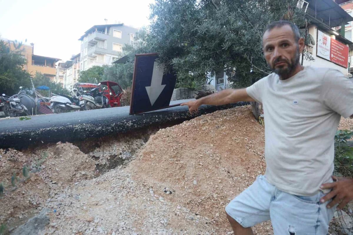 Hatay Defne ilçesinde kaza yokuşunda asfalt ve iş yerleri önünde su birikintileri