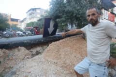 Hatay Defne ilçesinde kaza yokuşunda asfalt ve iş yerleri önünde su birikintileri