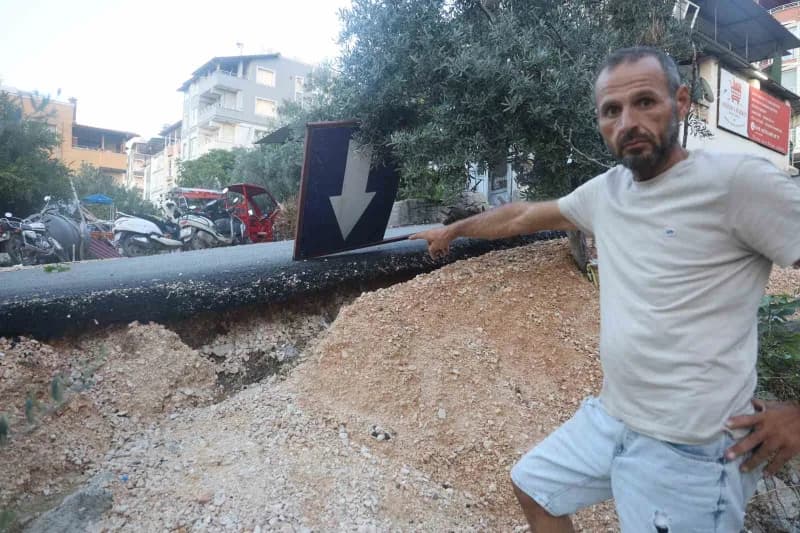 Hatay Defne ilçesinde kaza yokuşunda asfalt ve iş yerleri önünde su birikintileri