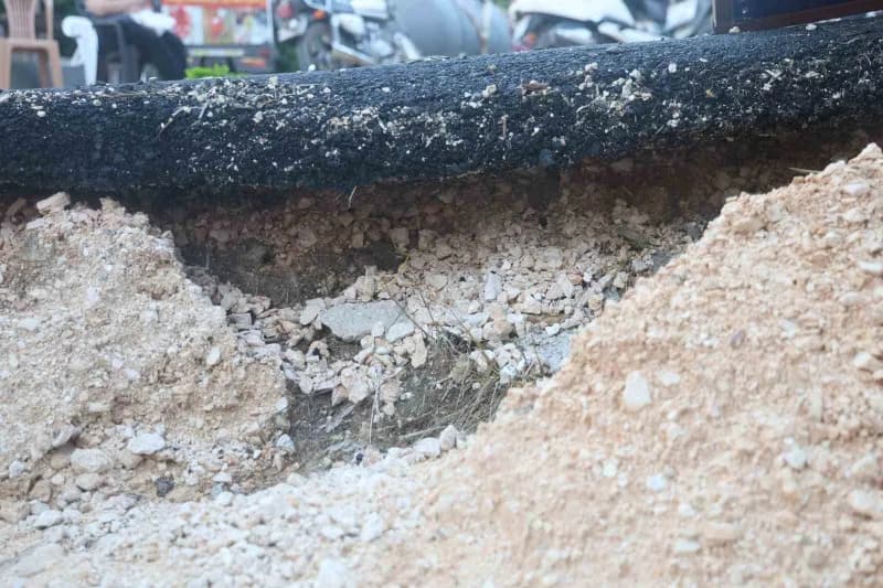 Annesini kaybeden Engin Yeşilova ile bölgedeki esnaf, yapılan asfalt çalışmasının soruna çözüm olmadığını belirterek yol
