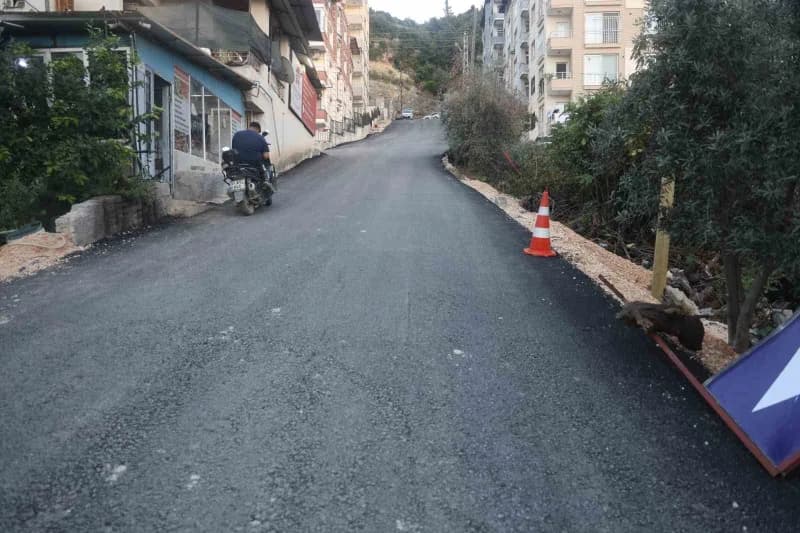 Annesini kaybeden Engin Yeşilova ile bölgedeki esnaf, yapılan asfalt çalışmasının soruna çözüm olmadığını belirterek yol