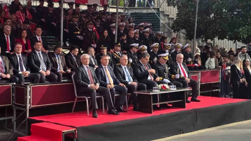 Karadeniz Ereğli’de Cumhuriyet Bayramı kutlamalarında tören geçişi ve halk oyunları gösterisi