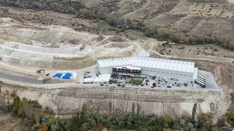 Nevşehir Ürgüp’te bentonit madeninden kedi kumu üreten Bentaş Bentonit fabrikası dış görünümü
